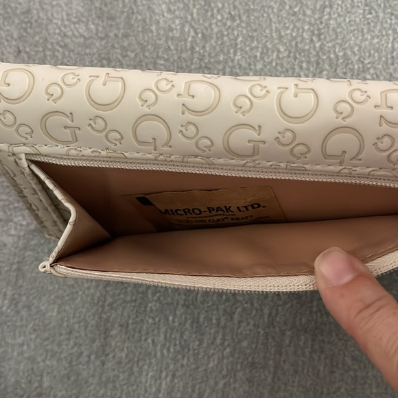 Guess Wallet - Picture 3 of 6